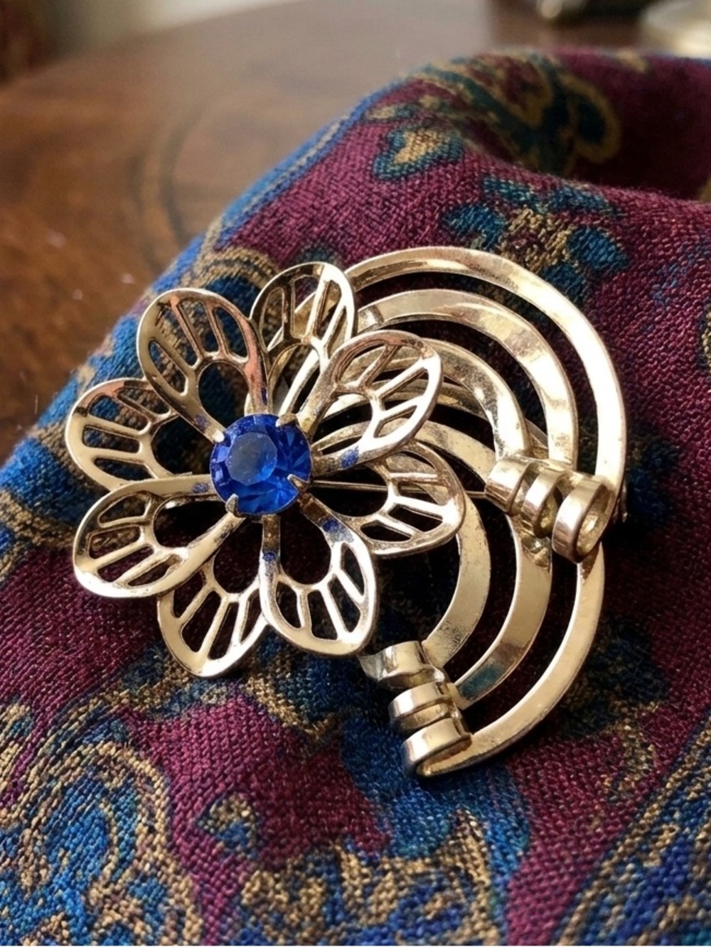 Brooch Pin Women's Vintage Jewelry Silver Tone Setting Faux Sapphire Flower
